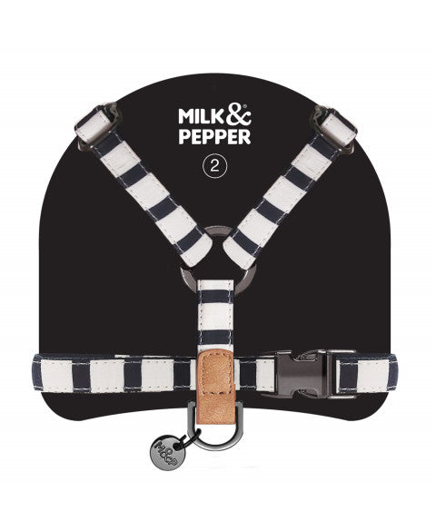 MILK & PEPPER Naval Harness - porté par un chien