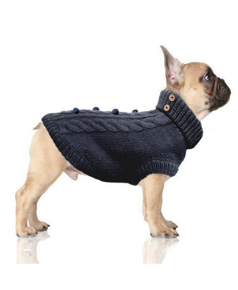 MILK & PEPPER Keelan Cable Sweater - porté par un chien